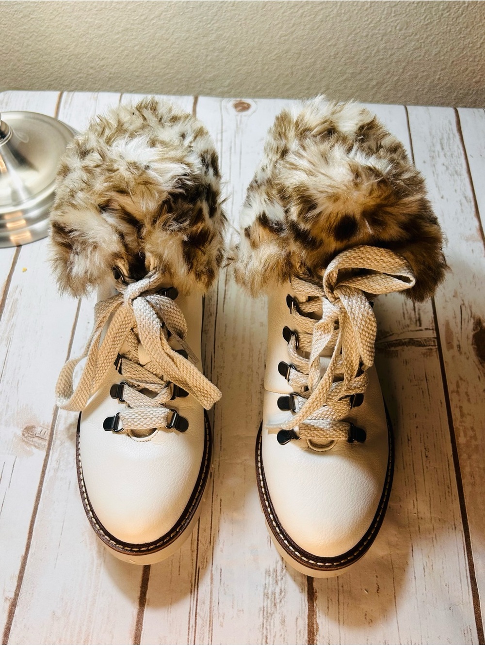 White Mountain Cheetah Lined Faux Fur White Lug Lace Up Boots Women’s Size 9 - Picture 2 of 7
